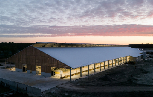 KMG-AGRO mezőgazdasági épület alkonyatkor